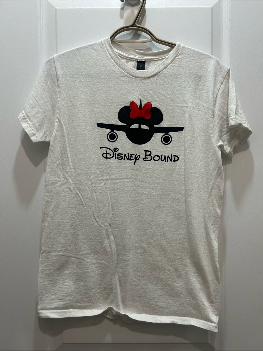 Gildan “Disney Bound” T-shirt Black Airplane Minnie Graphic “Universal Studios”